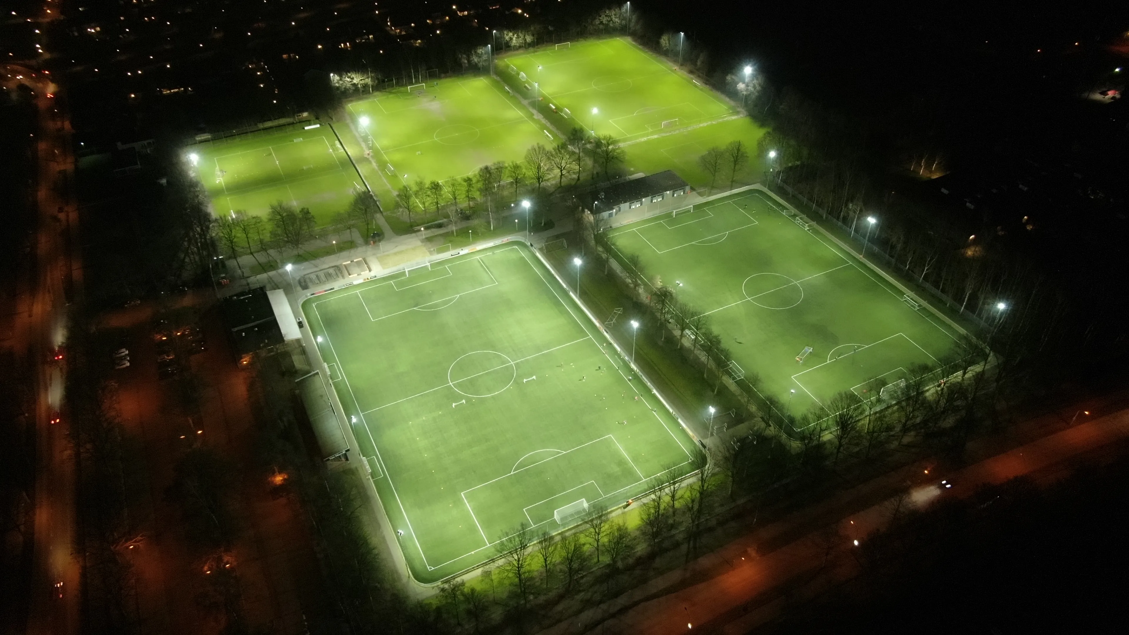 sportpark eikendonk bij avond