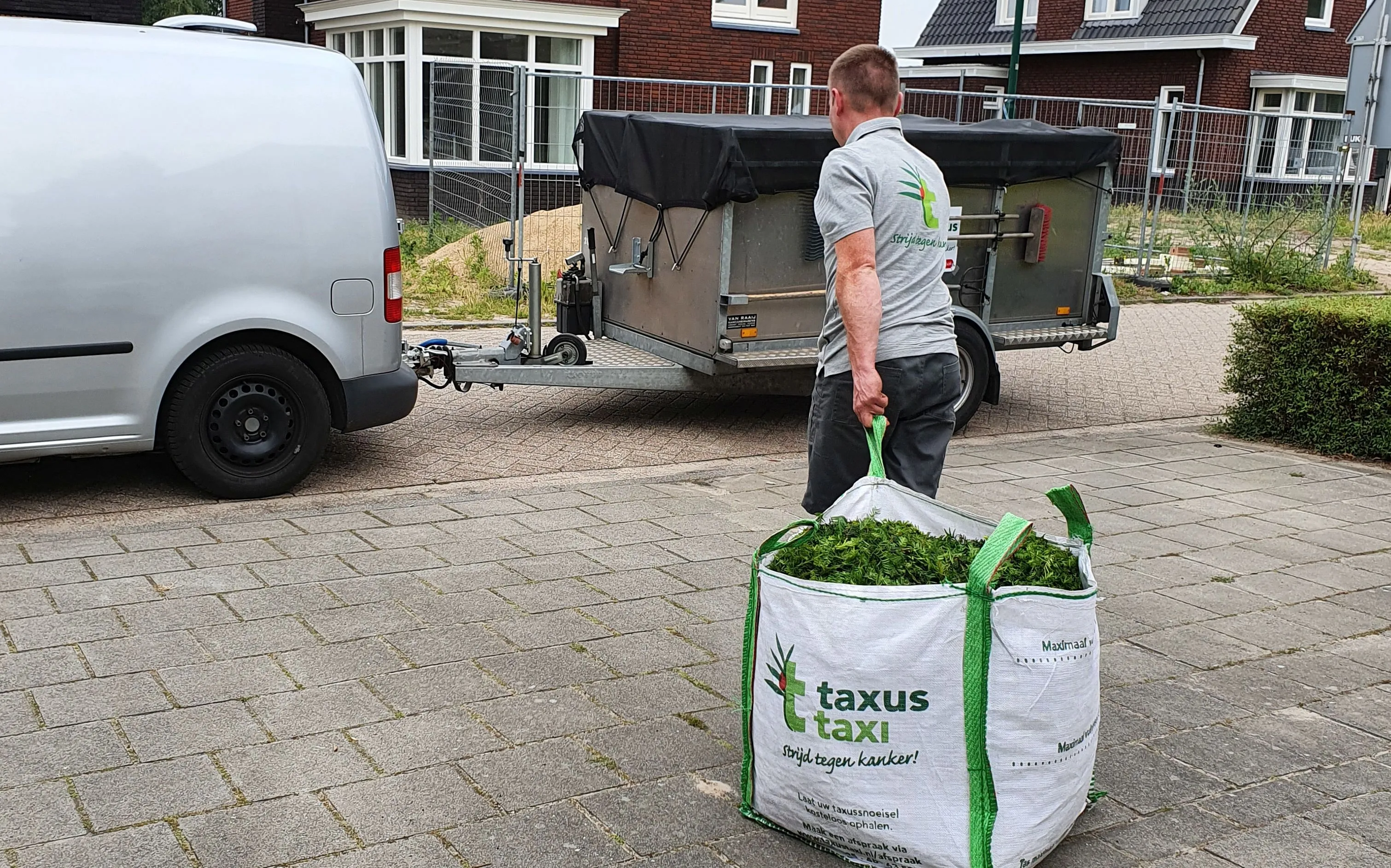 tas naar auto brengen