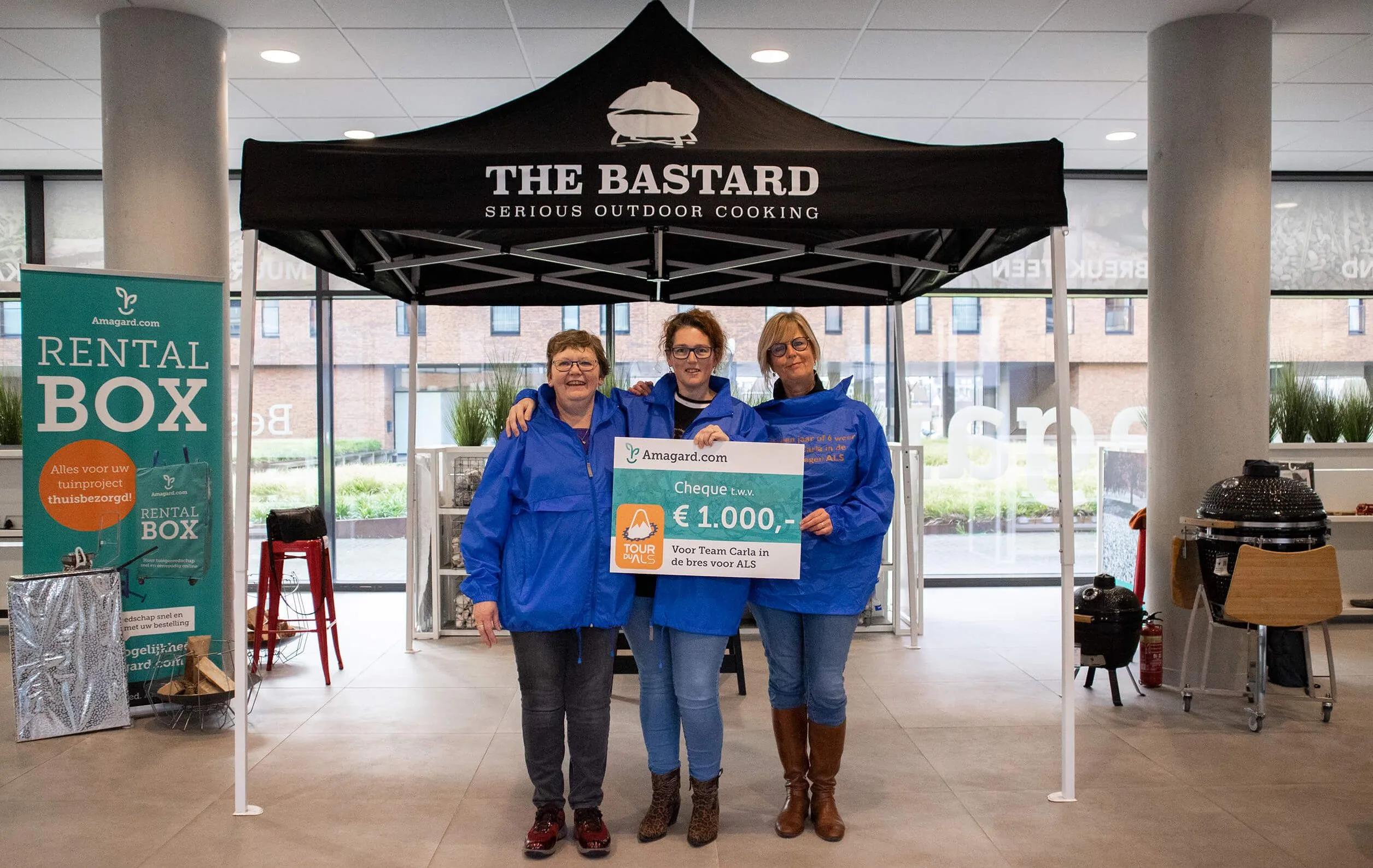 team carla ontvangt cheque partytent