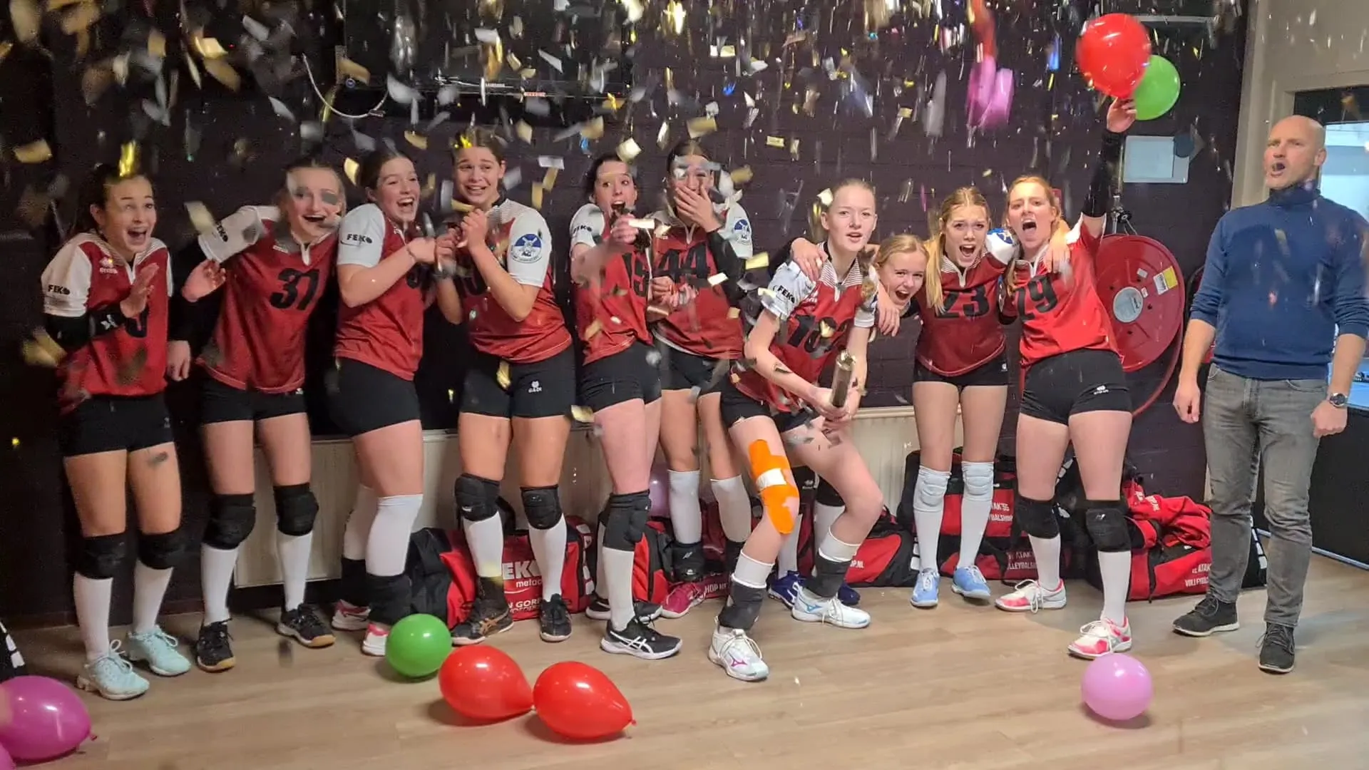 uitgelaten meisjes b met coach joost vieren het kampioenschap