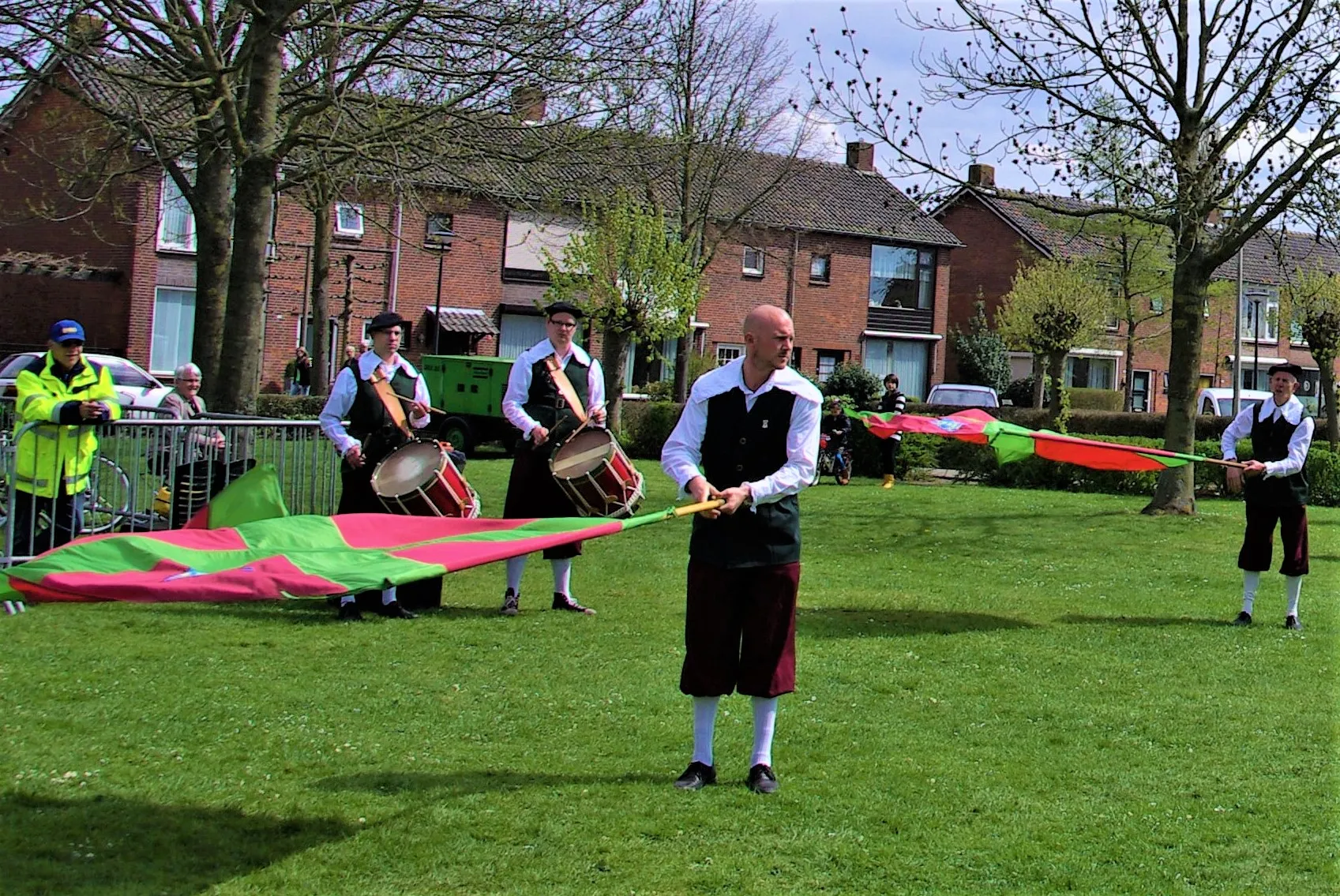 vendeliers en tamboers brengen samen een vendelgroet