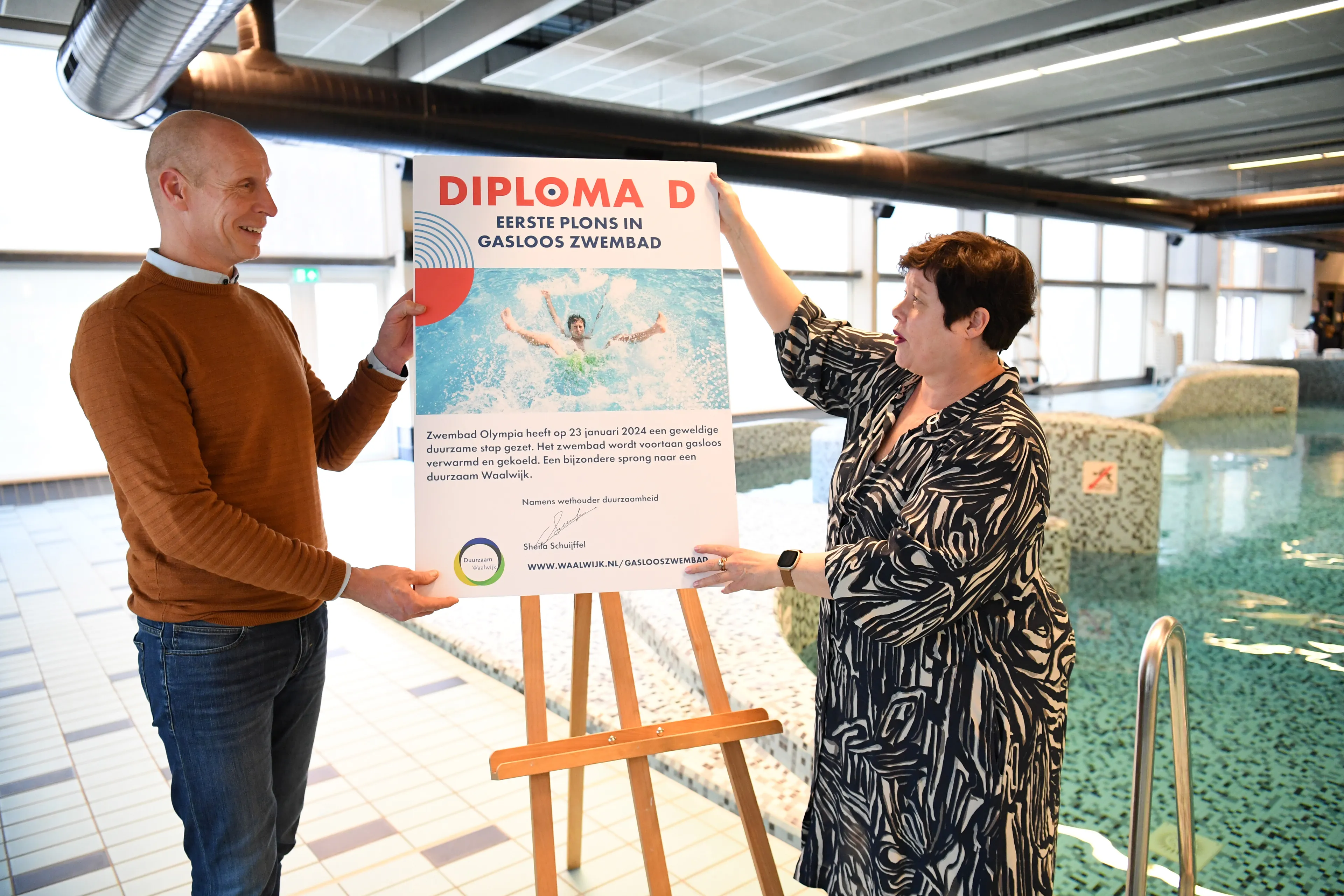 wethouder sheila schuijffel overhandigt diploma d