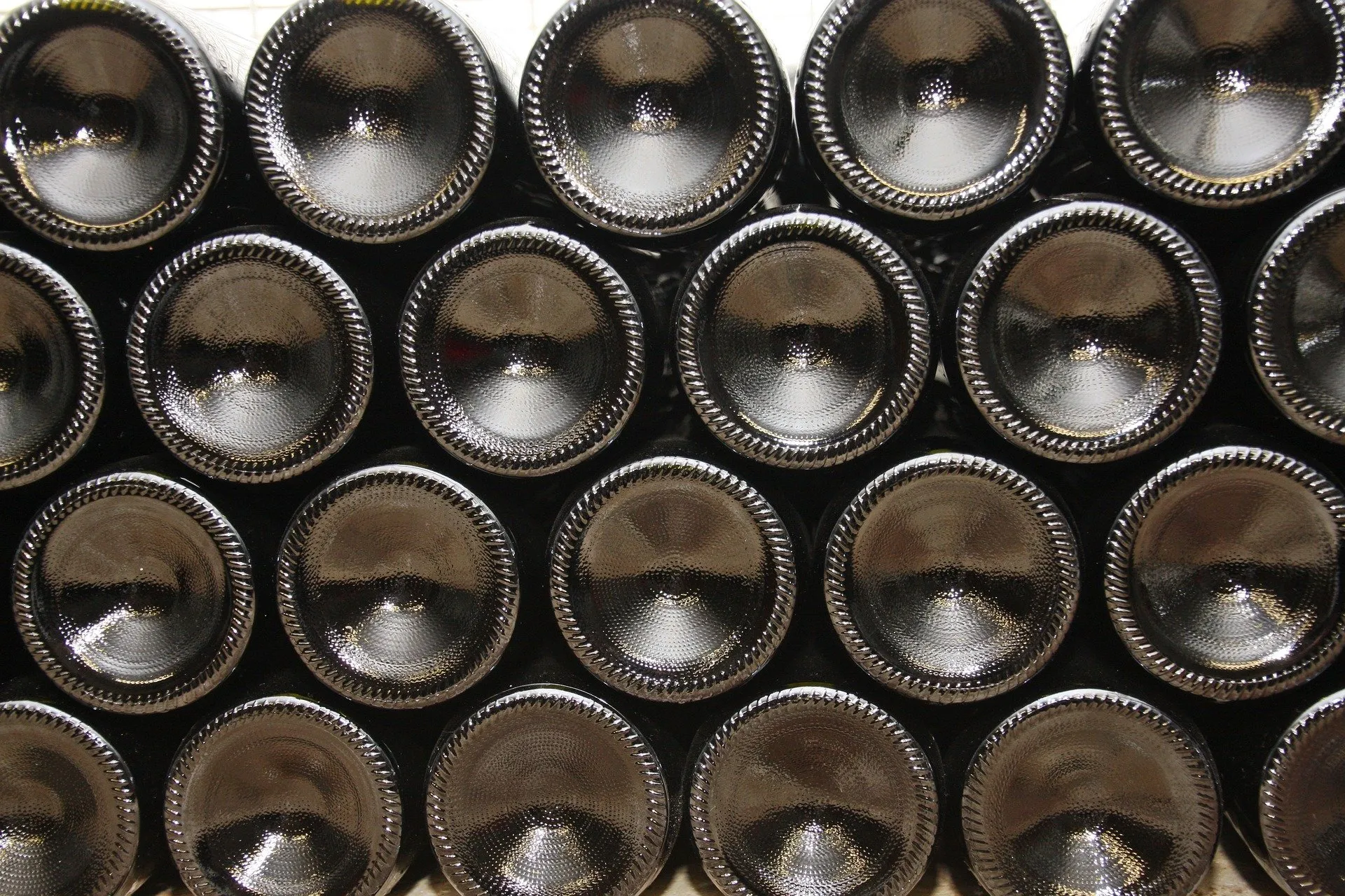 wine bottles 4538112 1920