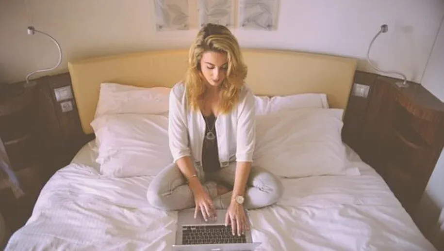 woman 731894 340 915x518 1