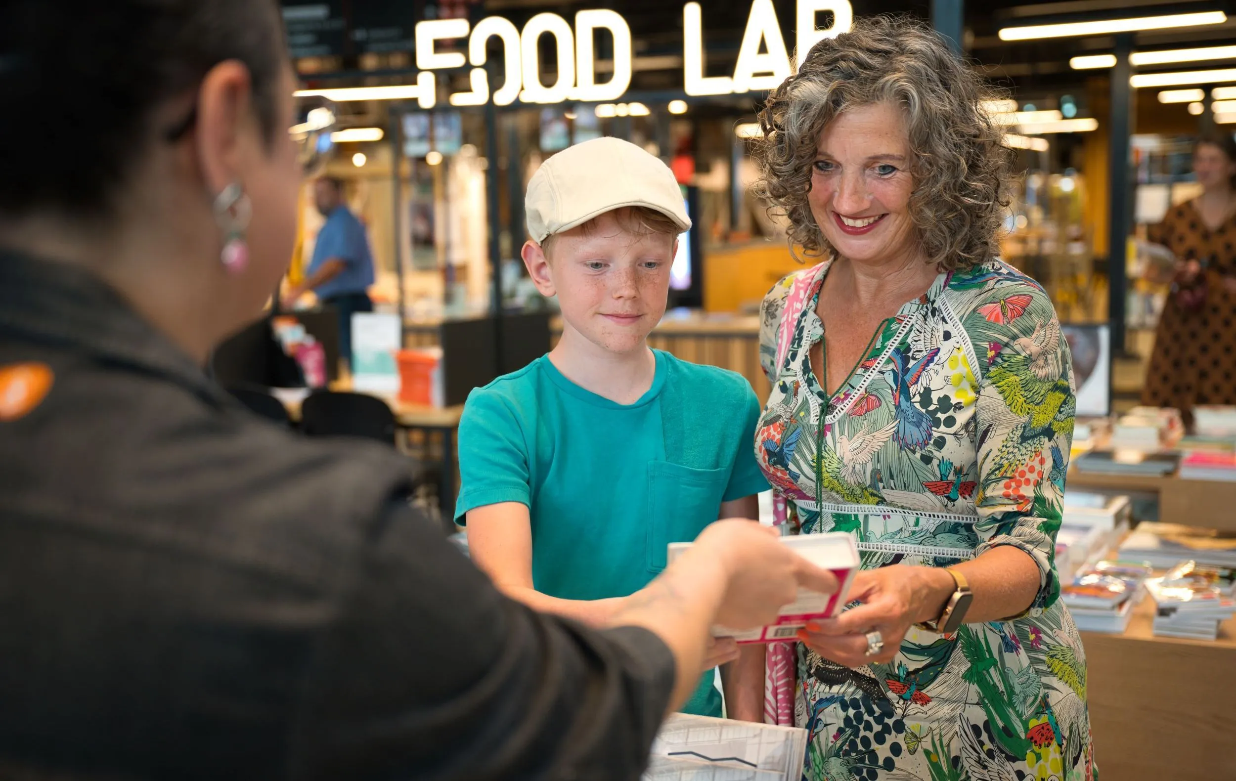 bezoeker bibliotheek lochal met medewerker