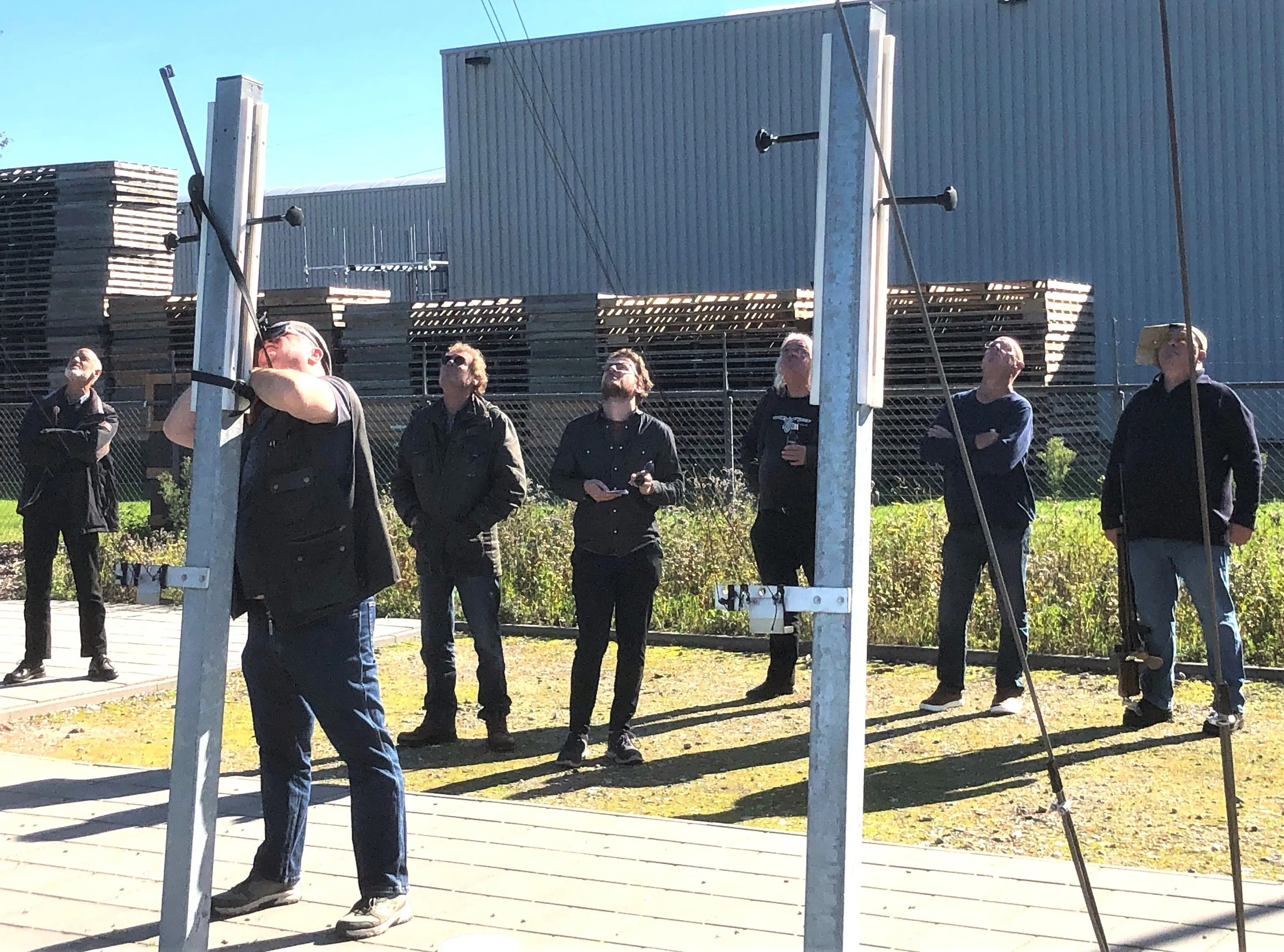 met spanning wordt gekeken naar het schieten op de wip