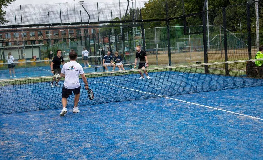 Bakker en Bosch Group Padel Bedrijventoernooi - Deelnemers in actie op de padelbaan