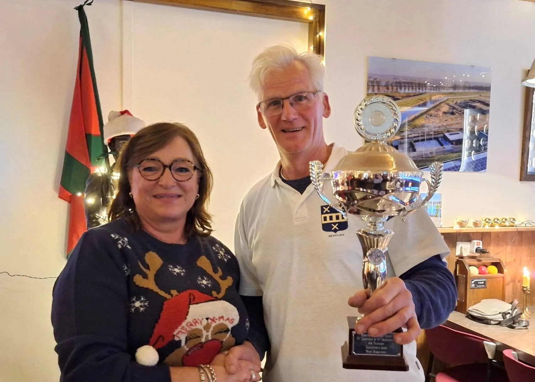 Ivonne ontvangt beker