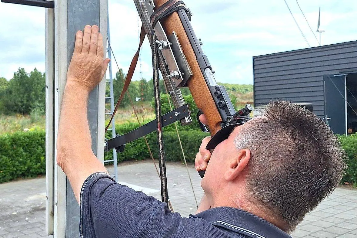 Een geconcentreerd schutter in actie