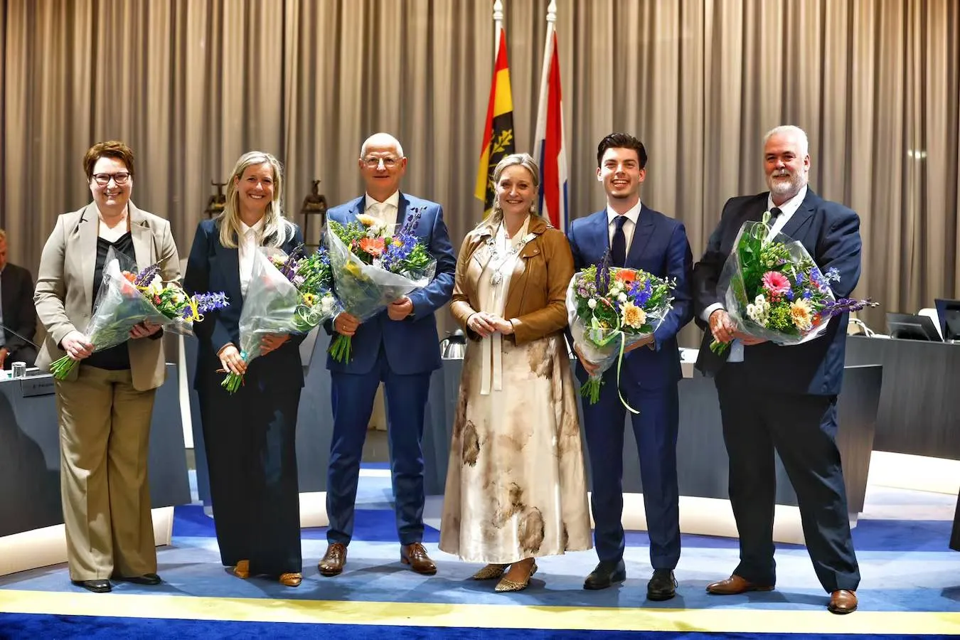 de-nieuwe-wethoudersploeg-in-waalwijk-is-dinsdagavond-beedigd-vlnr-chantal-broekhuis-cda-mascha-van-thielen-samen-waalwijk-richard-tiemstra-sgp-burgemeester-sacha-ausems-milos-boksan-en-frank-spierings-vvd