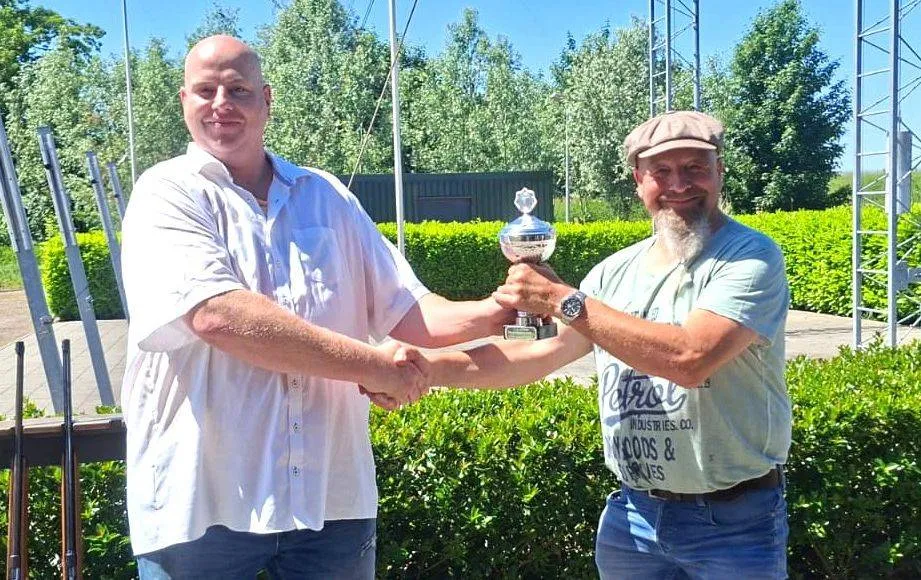 Koning Nick de Vaan (links) rijkt de Louw de Louw beker uit aan Hans Laghuwitz