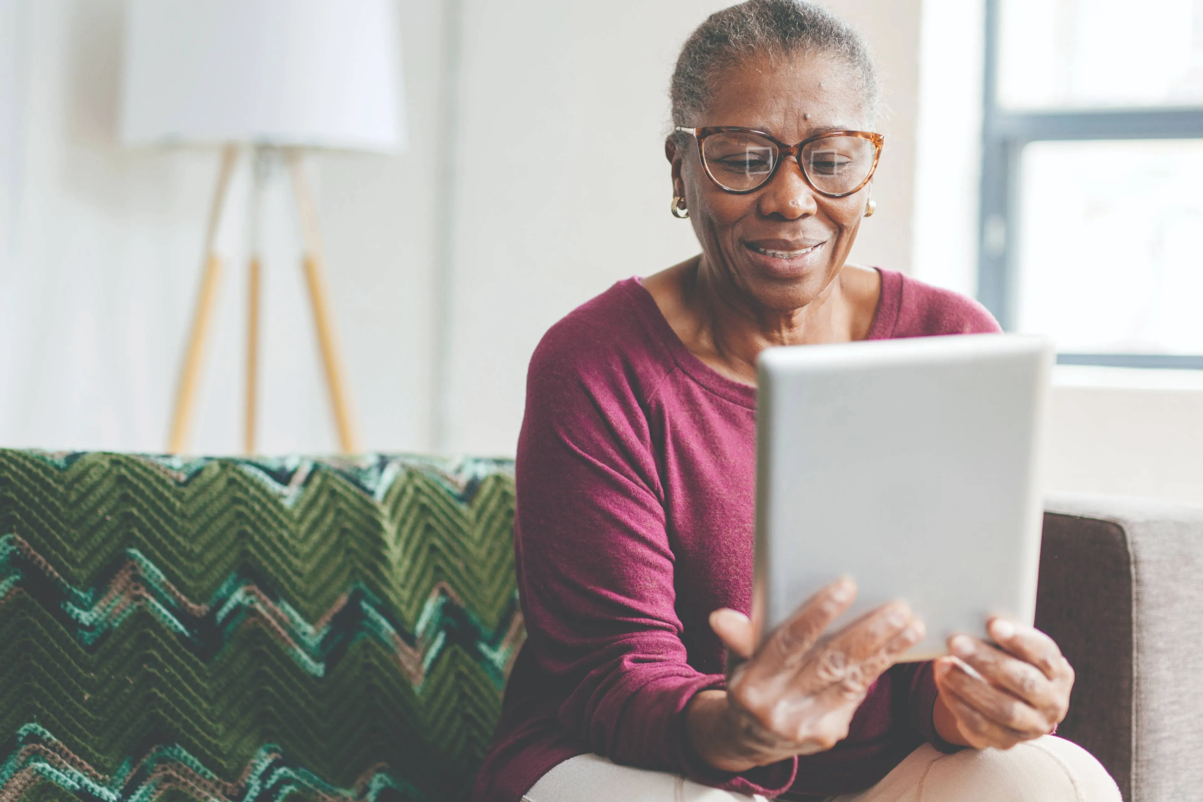 vrouw-op-de-bank-met-een-tablet