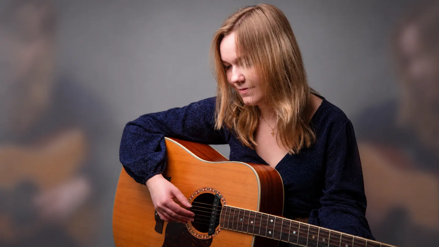 Dromerige gitariste in zachte studiolicht