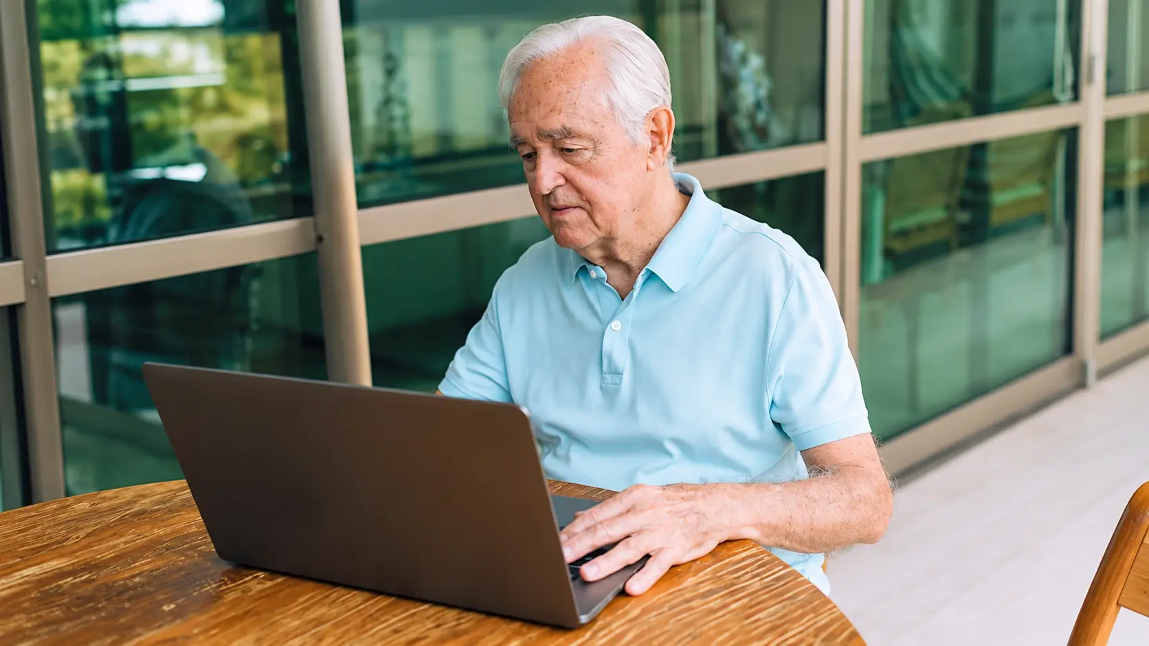 Senior man werkt op laptop