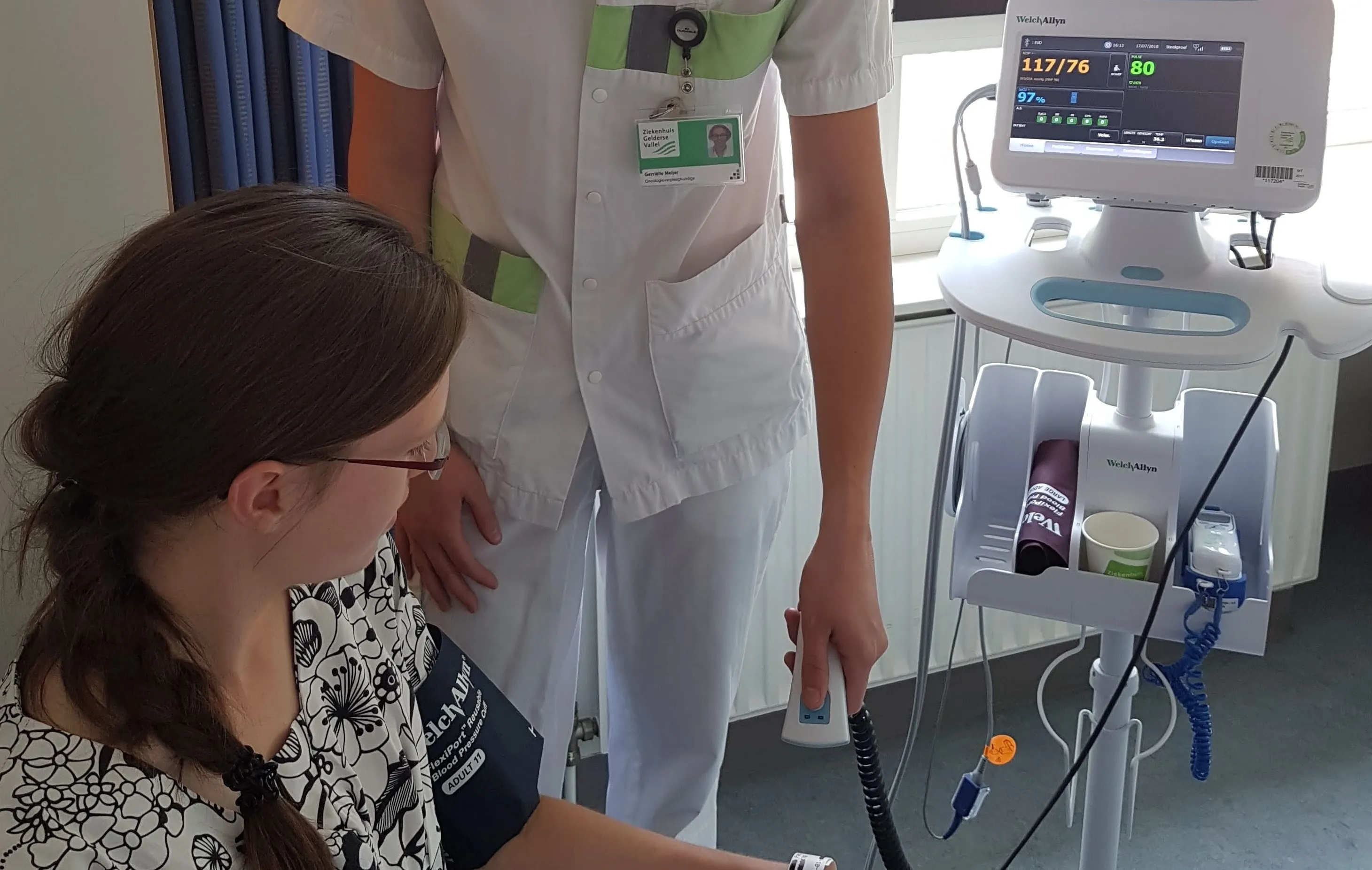 18 07 19 verpleegkundige scant gegevens patint