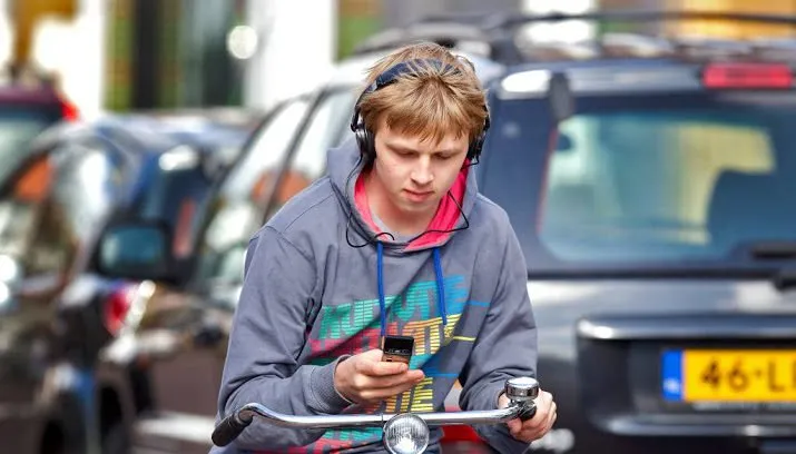 appen op de fiets wordt verboden 715x408