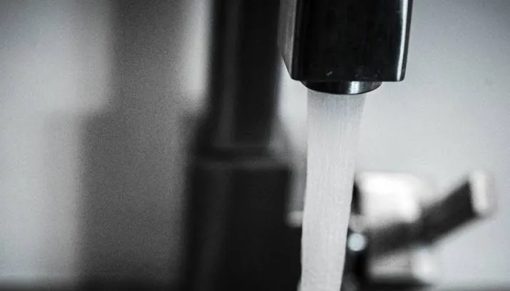 emmer onder de kraan na vakantie 715x408