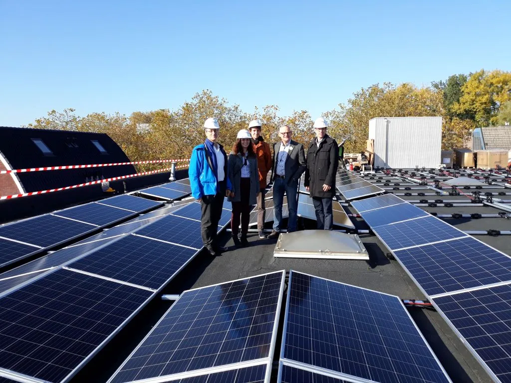 foto aanleg zonnepanelen zon op bedrijfsdaken