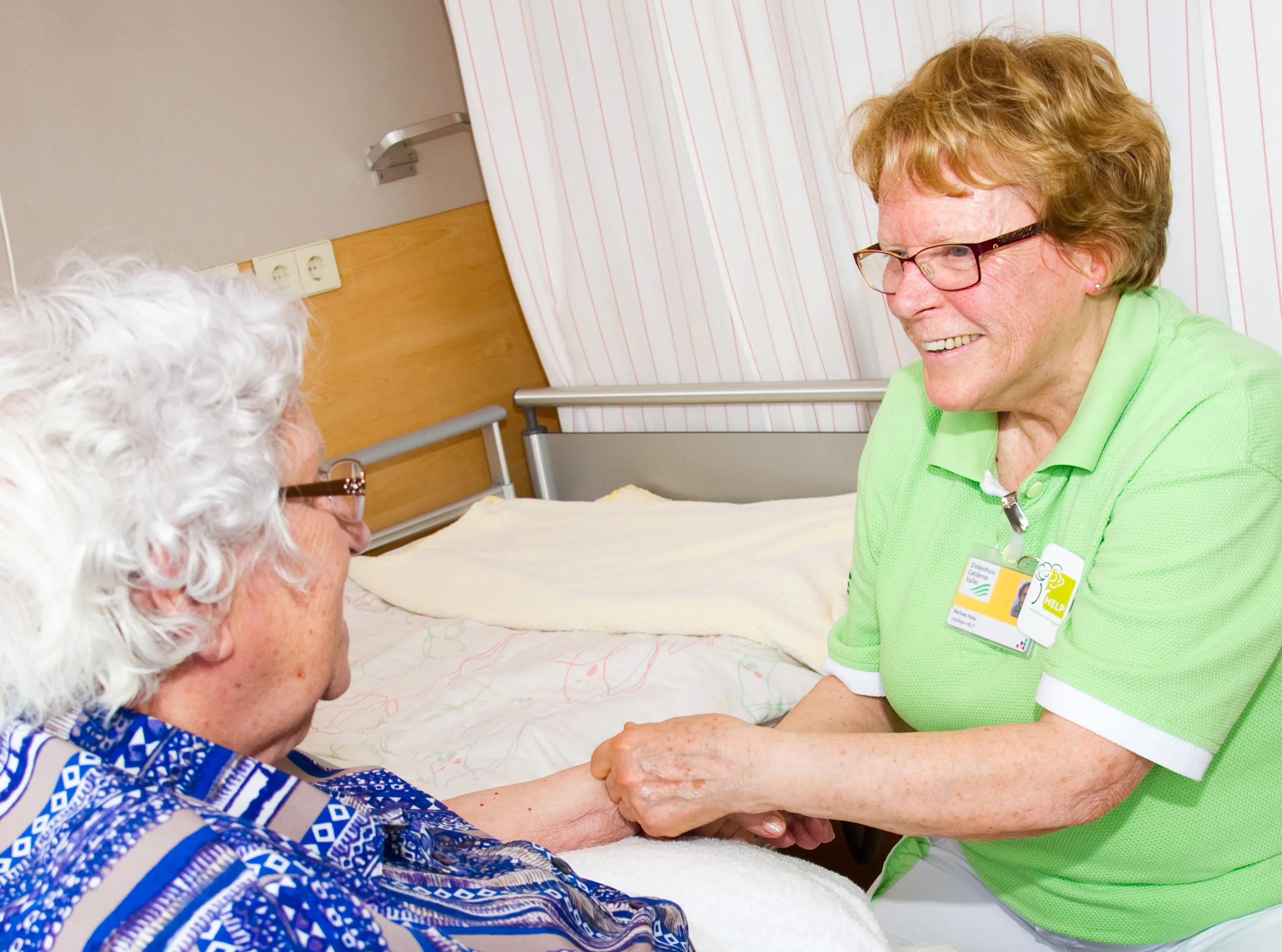 help vrijwilliger geeft handmassage