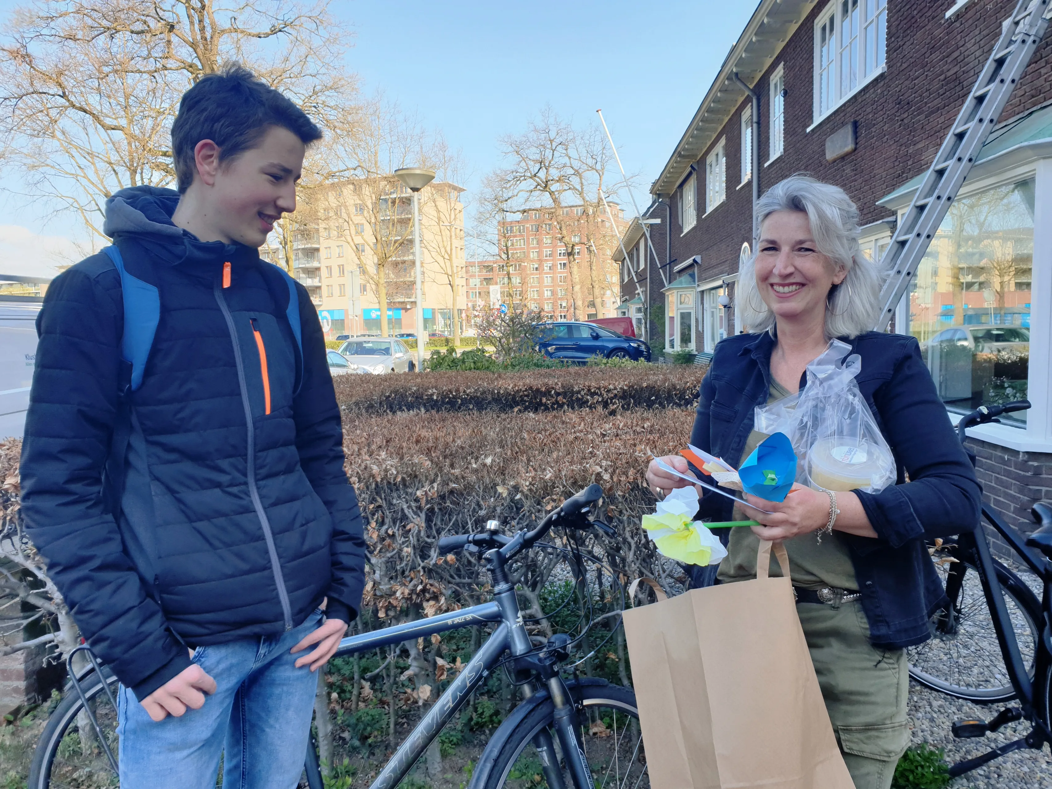 i danilo pantarijn vwo 5 biedt mantelzorger jeanette pakket rotary wageningen aan 2