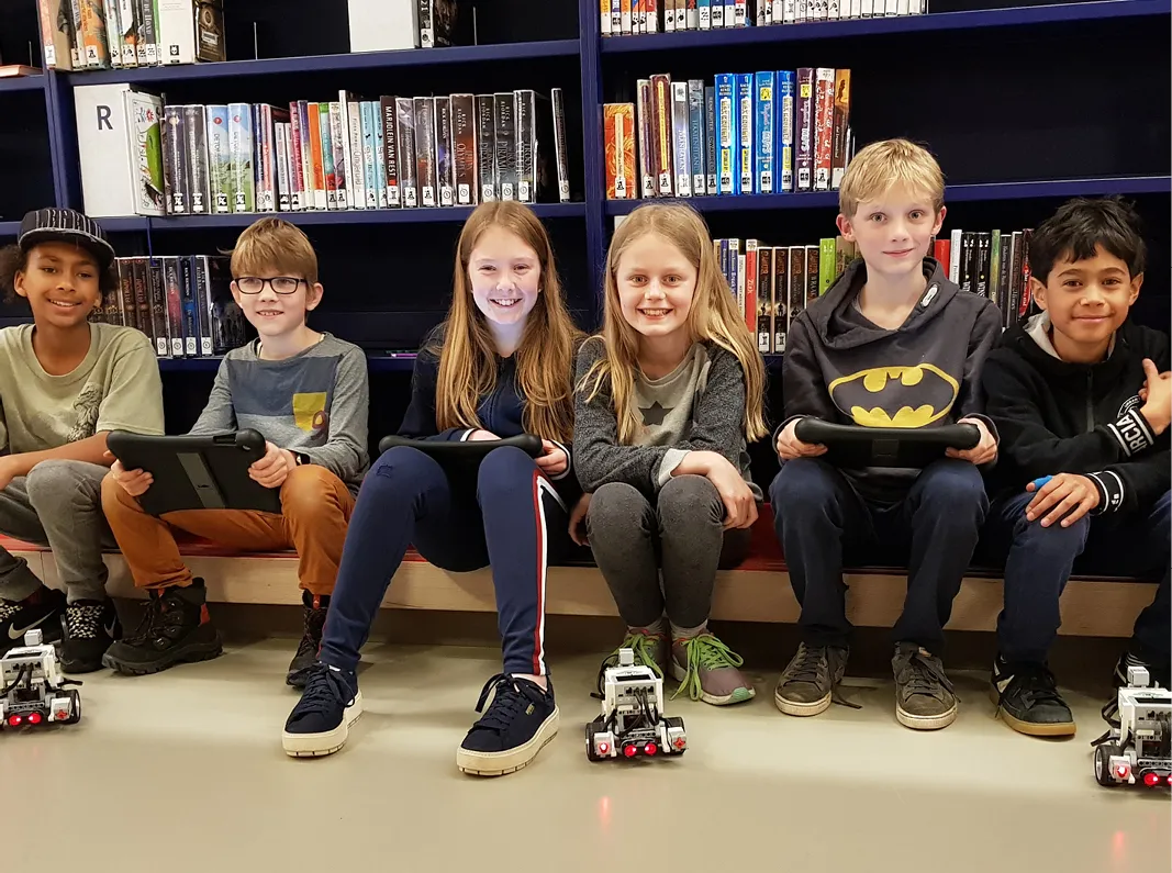 kinderen met aan het werk met lego in de bblthk