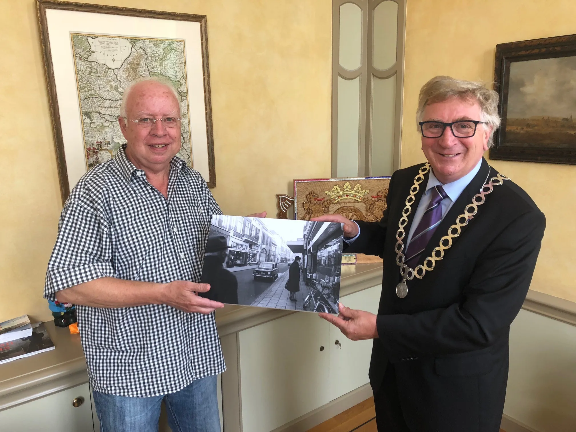 overhandiging 100000e scan van dhr kees van de graaf aan burgemeester geert van rumund