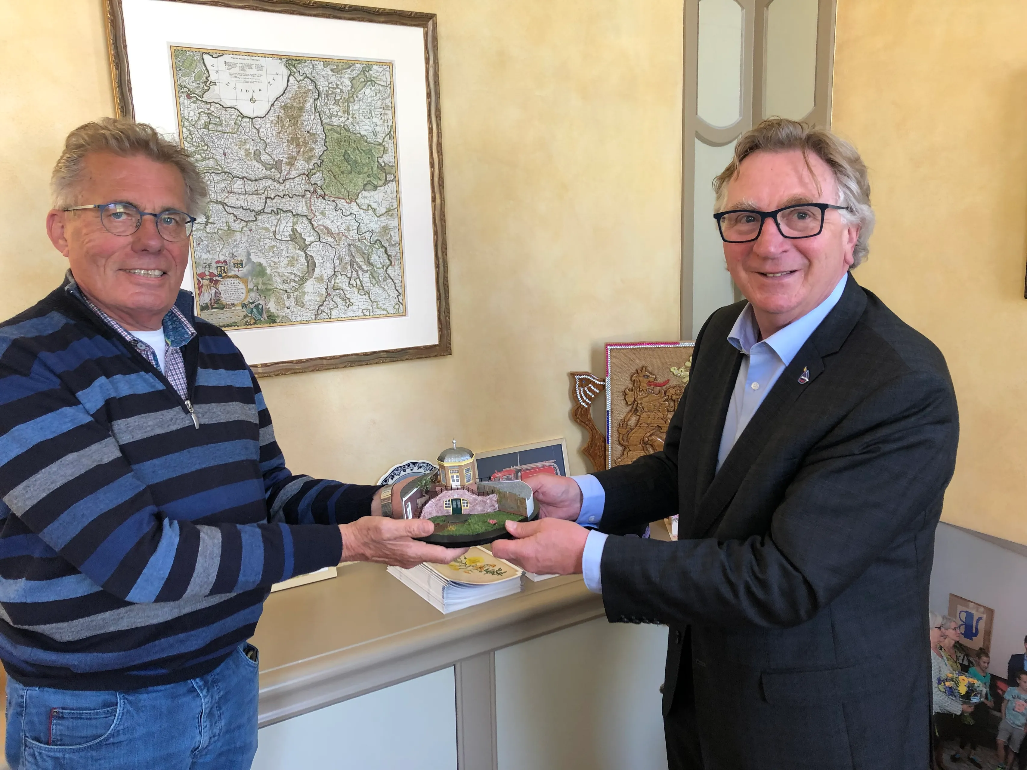 overhandiging maquette theekoepel aan burgemeester van rumund door hans van der beek