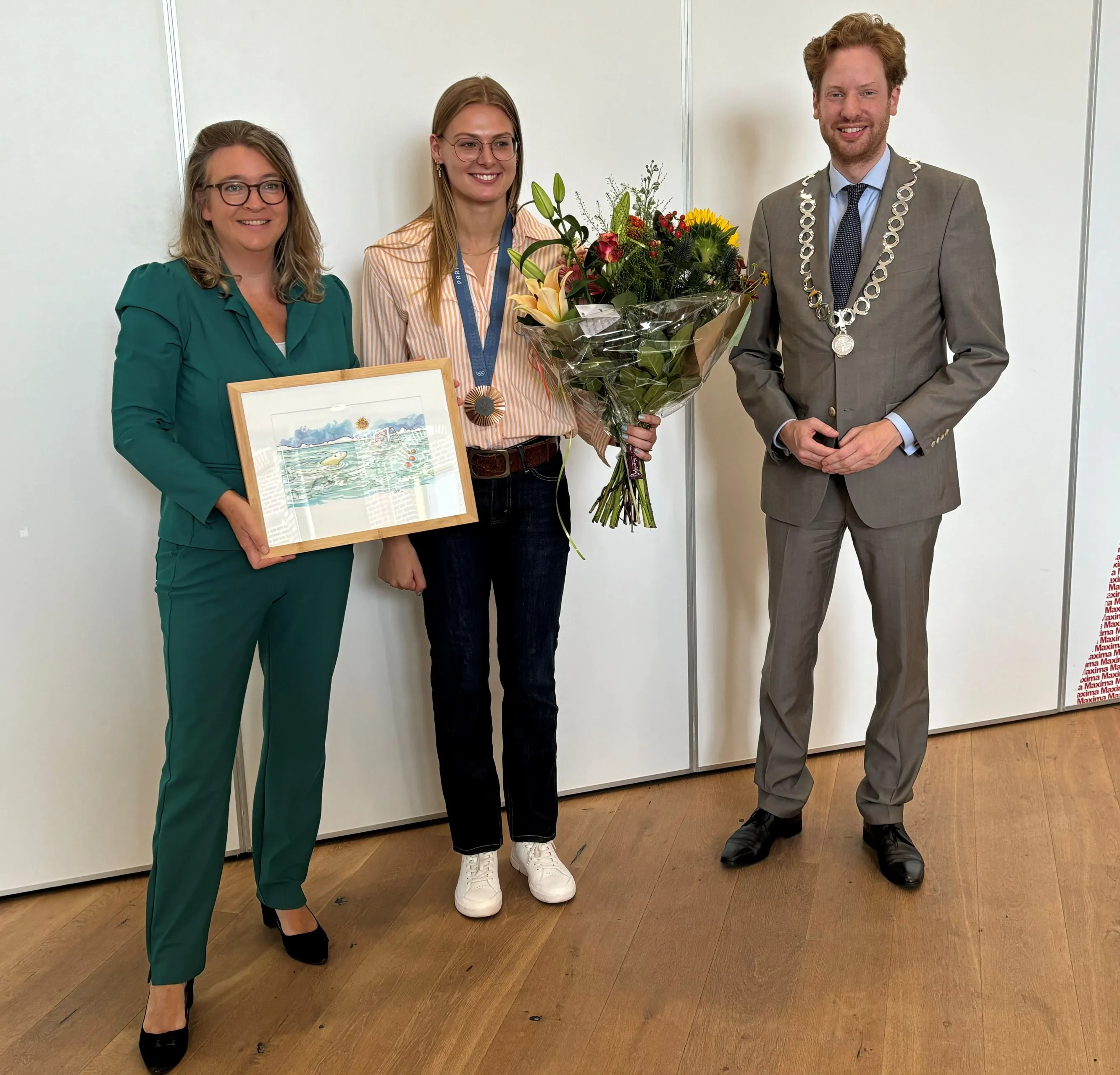 foto simone met burgemeester en wethouder sport