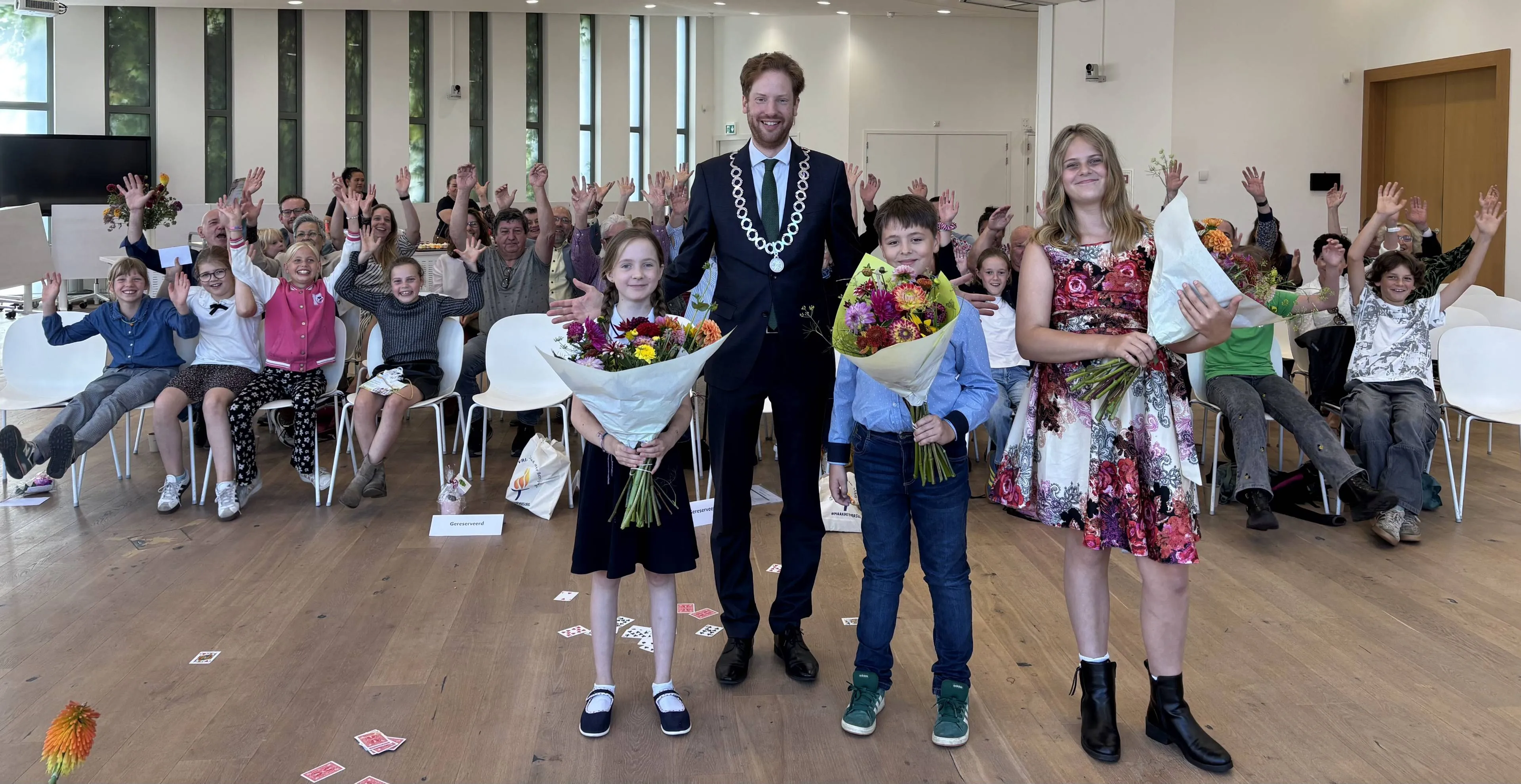 Max, Eva, Zoey en burgemeester Vermeulen installatie