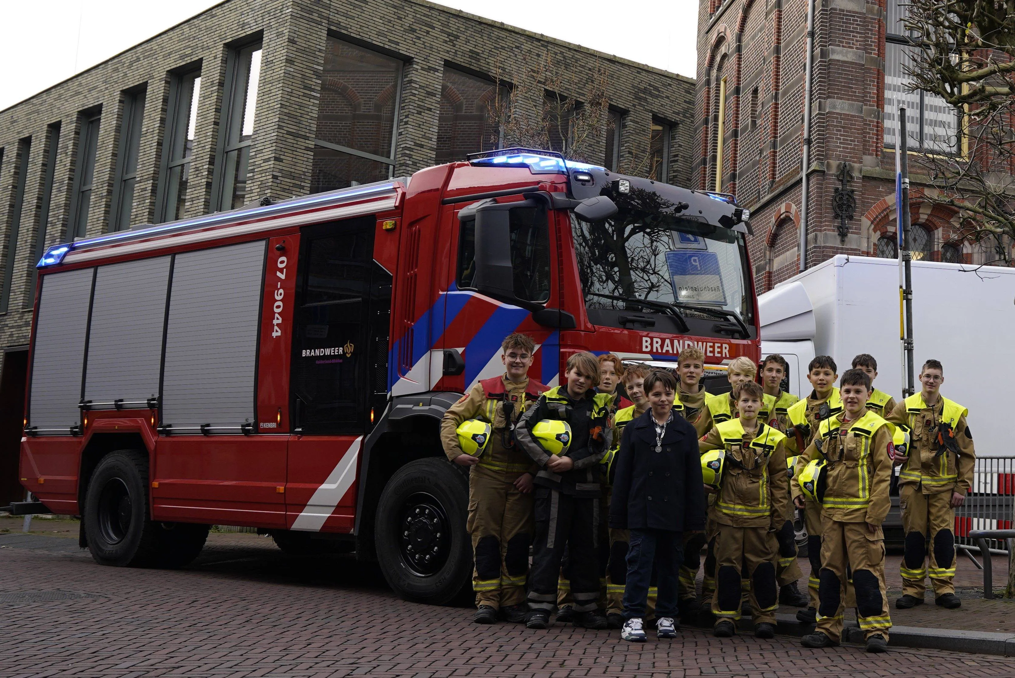 Jeugdbrandweer Wageningen met kinderburgemeester Max Menting