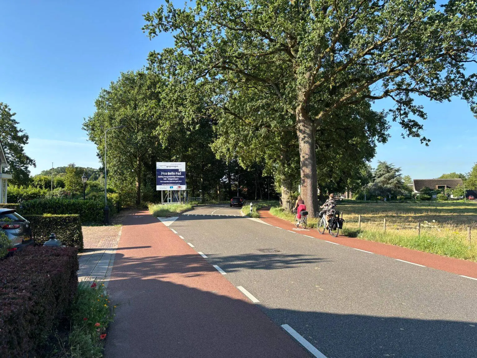 Grintweg-met-fietsers-voor-verbouwing-Pico-Bellopad-1536x1152