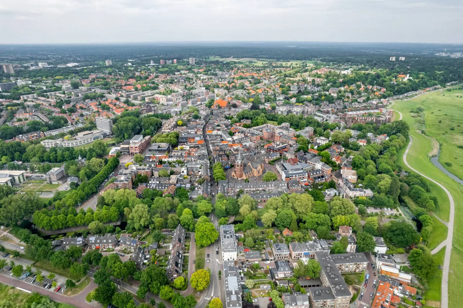 Luchtfoto-Wageningen-Centrum-Drone-Binnenstad-Kerk-Gemeentehuis-2c gemeente wageningen4