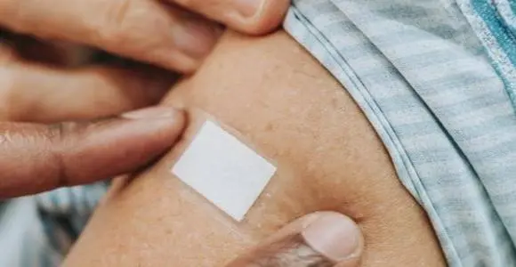 Pleister op arm na prik