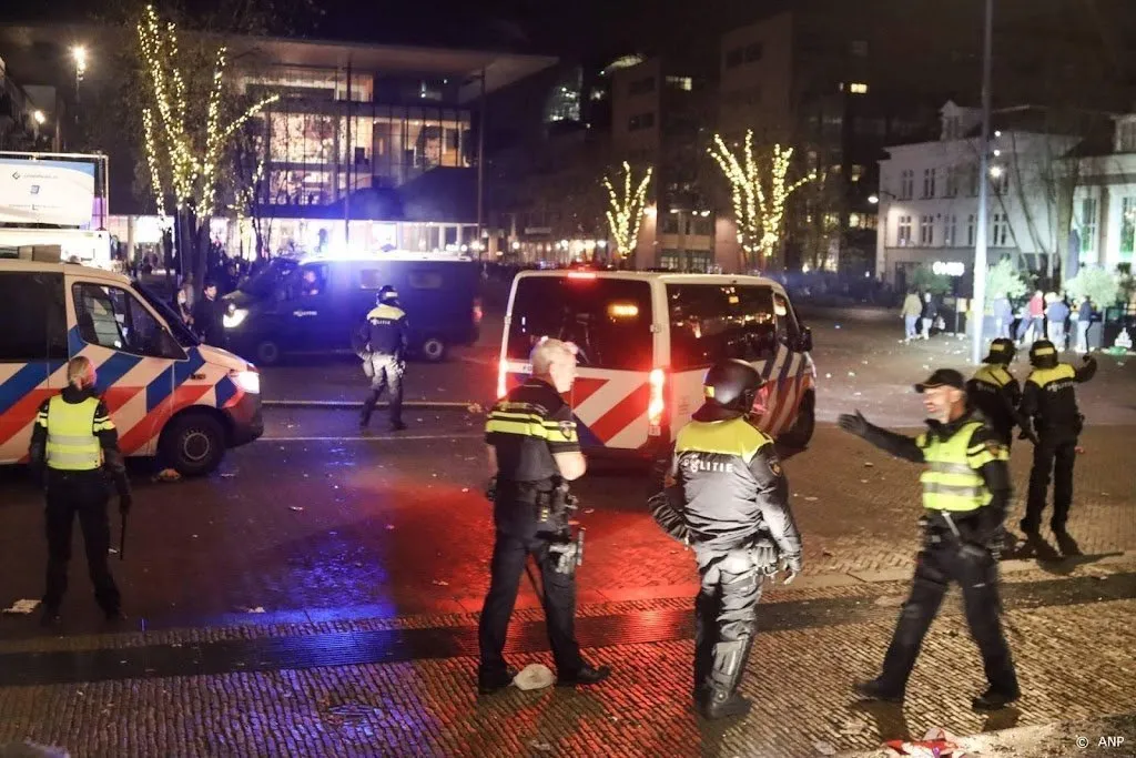 15 arrestaties tijdens rellen in centrum leeuwarden1636851904