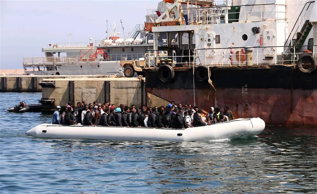 200 vluchtelingen gered na zinken boot1440726007