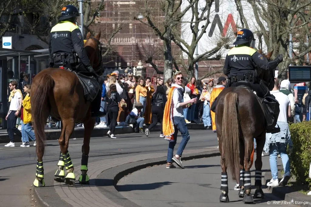 50 aanhoudingen drie agenten lichtgewond in amsterdam1619559857