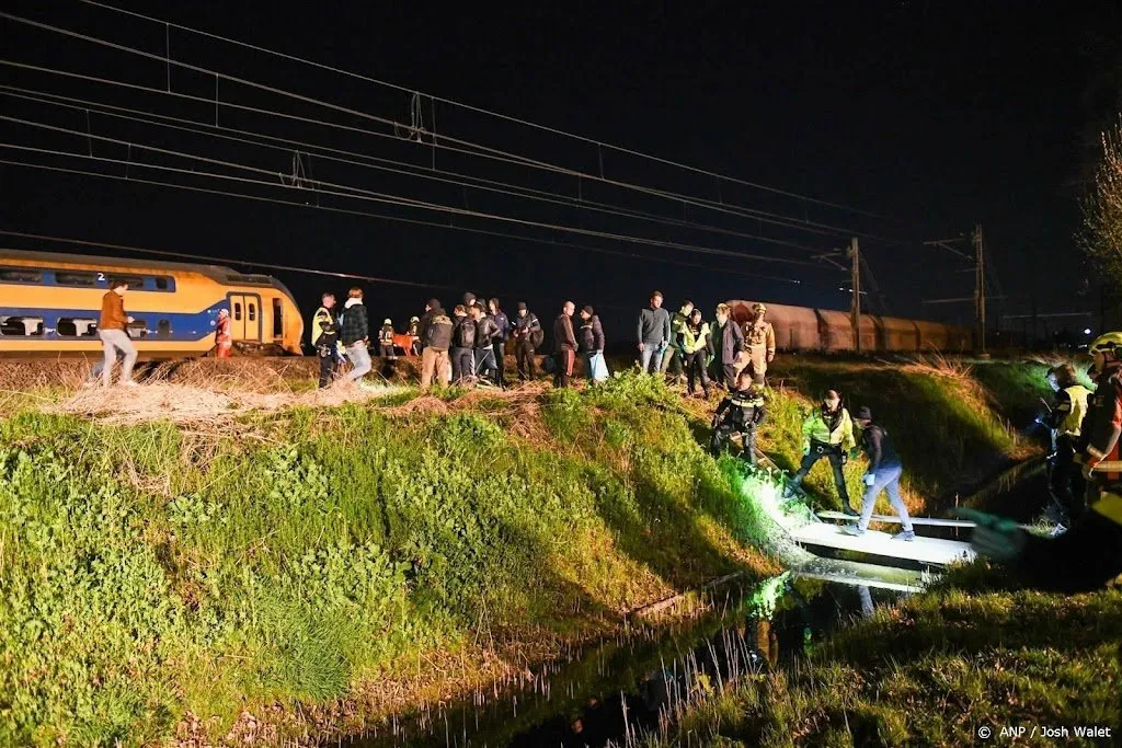 50 reizigers in ontspoorde trein brand uitgebroken1680578260