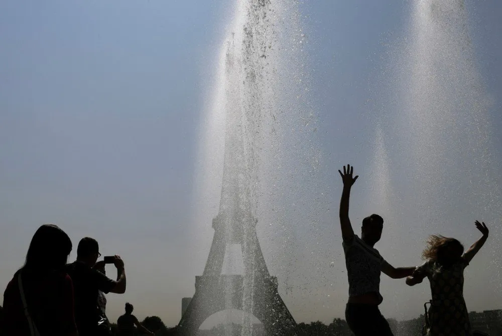 7794217194 le plan canicule de niveau 3 a ete declenche a paris le 24 juillet des touristes se baignent au trocadero le 24 juillet 2018