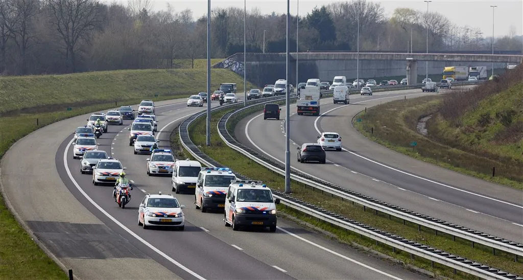 actie met politieautos op snelweg begonnen1429680510