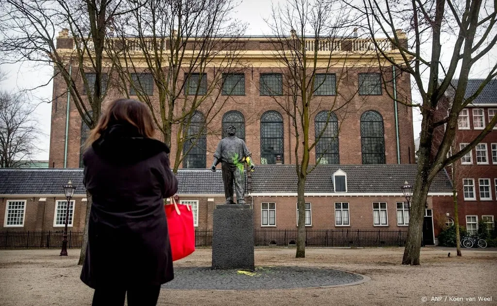 ado en ajax leggen krans bij de dokwerker1551111614