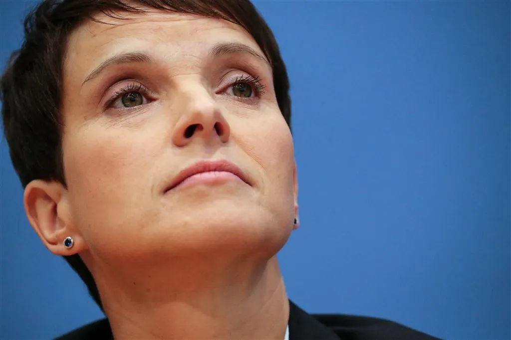 afd partijvoorzitter petry scheidt zich af1506324966