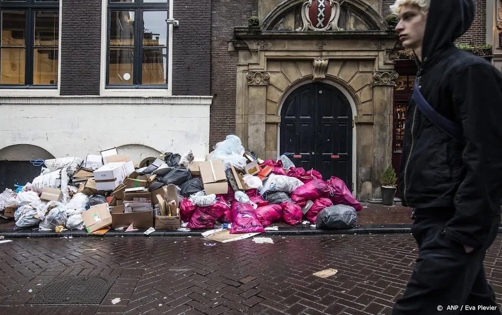 afval amsterdam weer opgehaald maar gaat enkele dagen duren1677059006