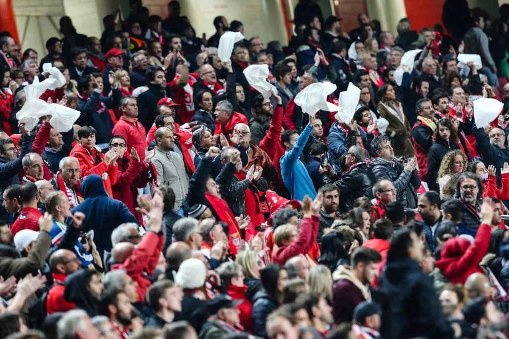 ajax fans gewond bij aanval op hotel1541671457