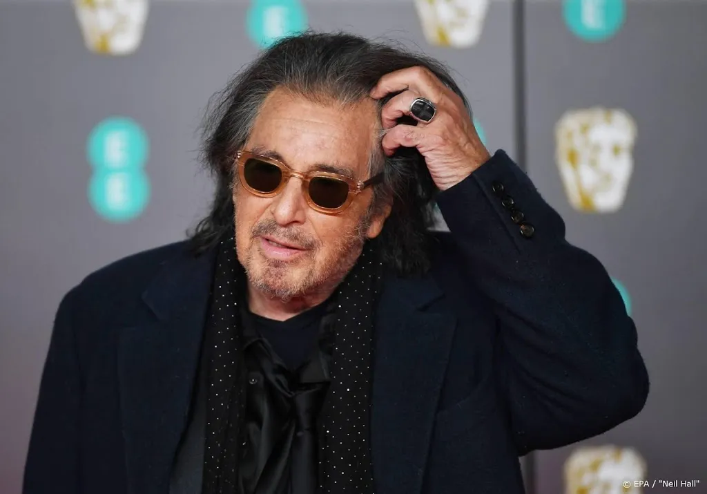 al pacino onderuit op rode loper baftas1580690176