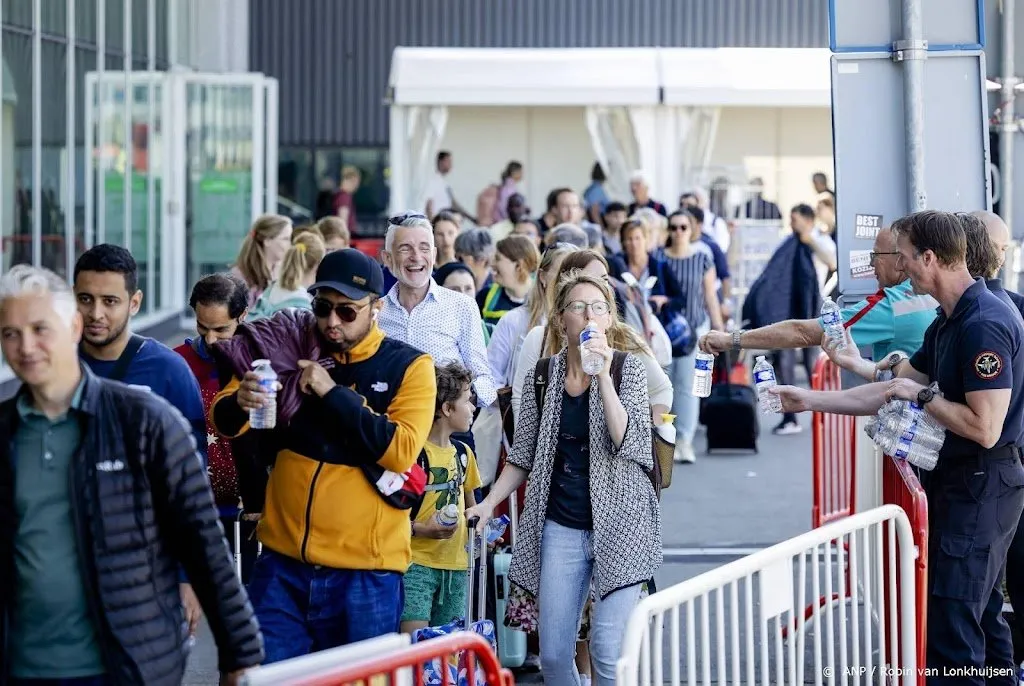 al vroeg druk op schiphol op eerste pinksterdag1654393942