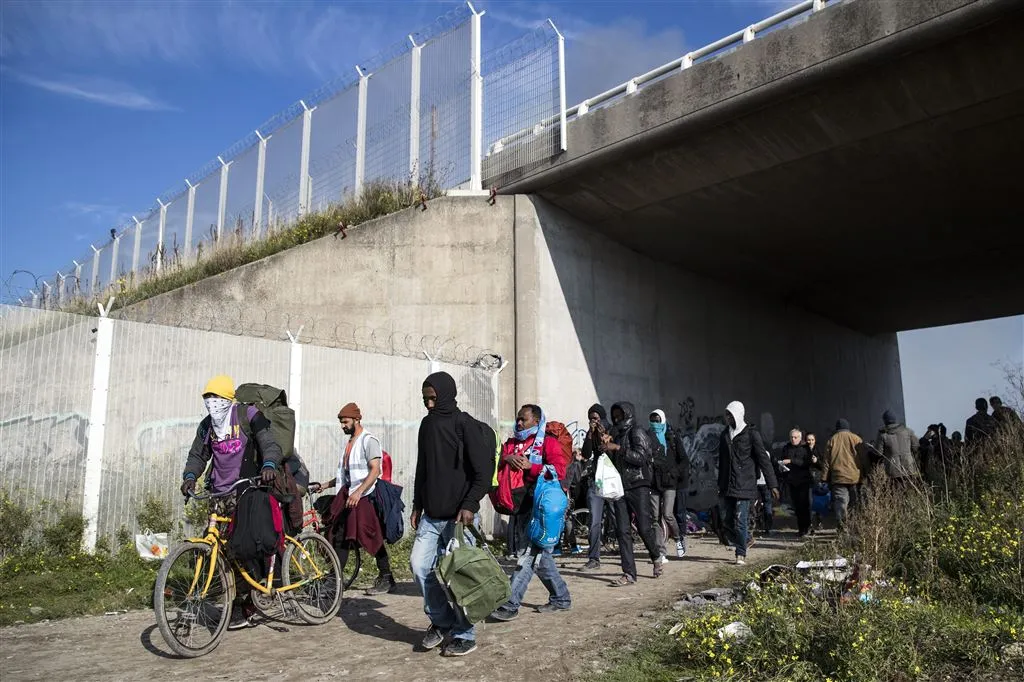 alle vluchtelingen weg uit kamp calais1477486337