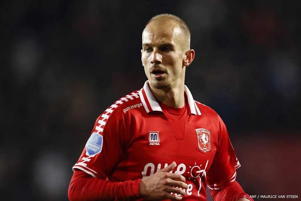 almeloer aangehouden voor slaan speler fc twente1651355078