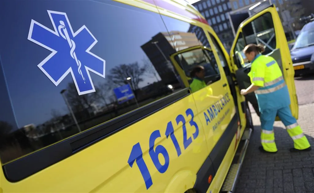 ambulancepersoneel gegijzeld in woning1419161825