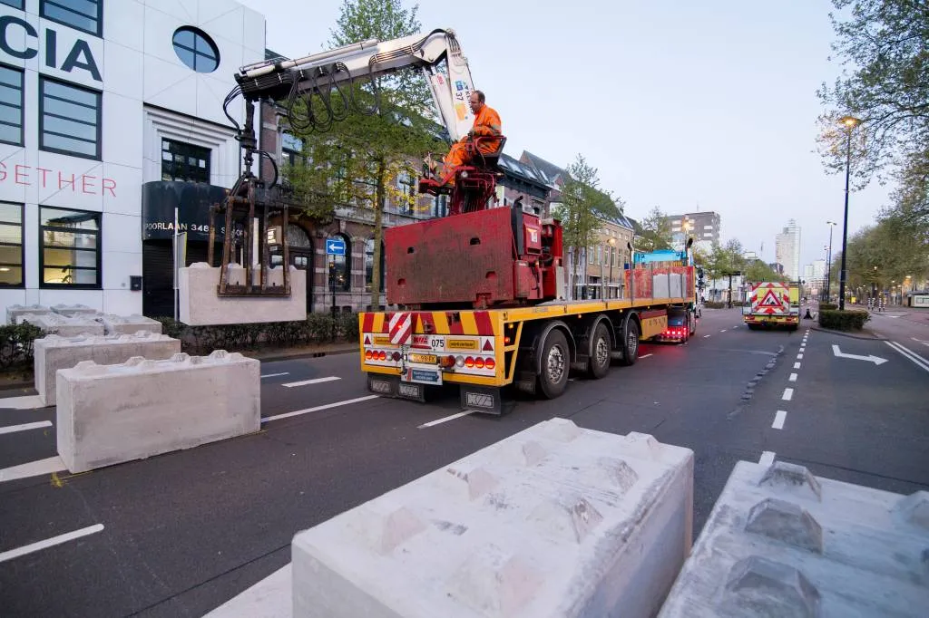 amsterdam plaatst betonblokken op de dam1510182725