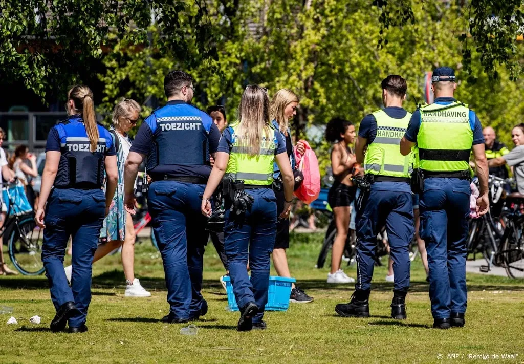 amsterdams park ontruimd toegangswegen stranden afgesloten1590070852